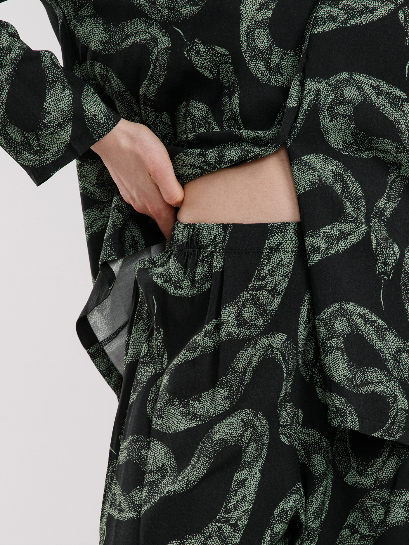 Брюки Принт змея PAR-01 | фото 3